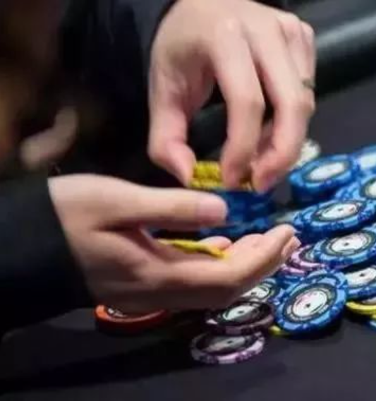 “德州扑克高手的管理智慧：策略与技巧解析”
